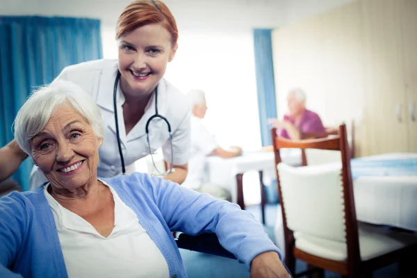 Enfermeira com uma mulher idosa — Fotografia de Stock