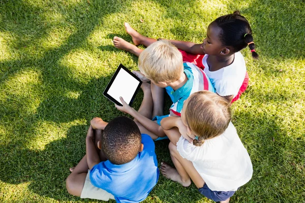 Dzieci za pomocą technologii w słoneczny dzień — Zdjęcie stockowe