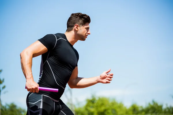 Relais athlète courir avec bâton — Photo