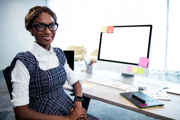 Mujer de negocios sonriente posando con computadora —  Fotos de Stock