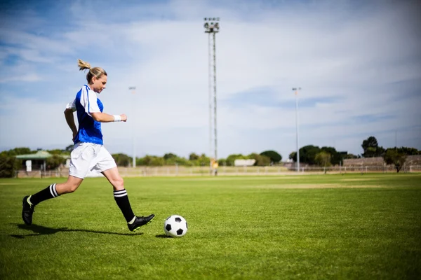 Bayan futbol oyuncu pratik futbol — Stok fotoğraf