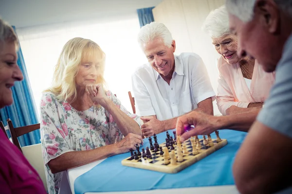Grupp av seniorer spelar schack — Stockfoto