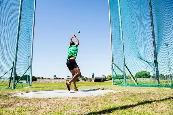 Atleta realizando lanzamiento de martillo —  Fotos de Stock