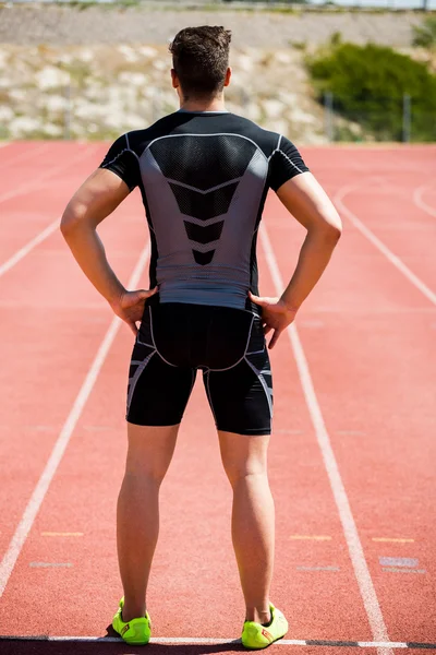 Atleta em pé na pista de corrida — Fotografia de Stock