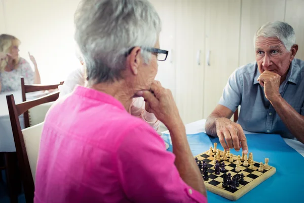 Senioren spielen Schach — Stockfoto