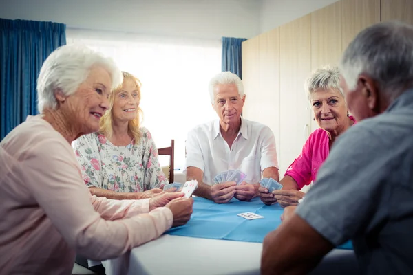 Grupo de personas mayores jugando a las cartas —  Fotos de Stock