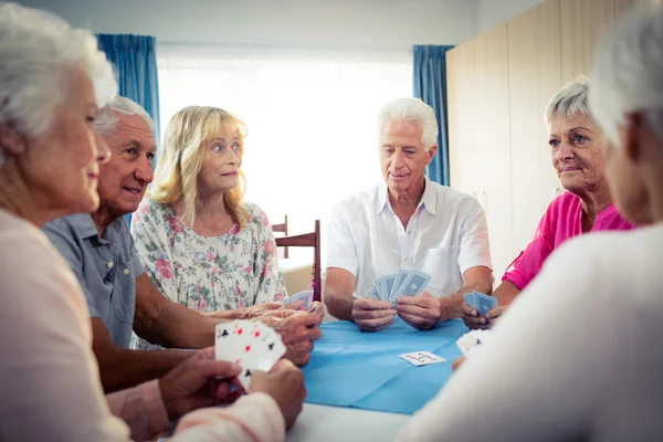Groep senioren speelkaarten — Stockfoto