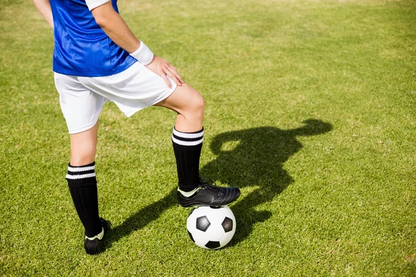 Jogadora de futebol feminino de pé com os pés na bola — Fotografia de Stock