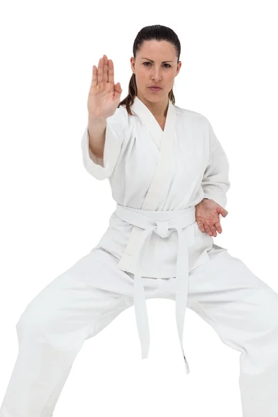 Combate femenino realizando postura de karate — Foto de Stock