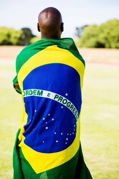 包まれたブラジルの国旗を持つ選手 — ストック写真