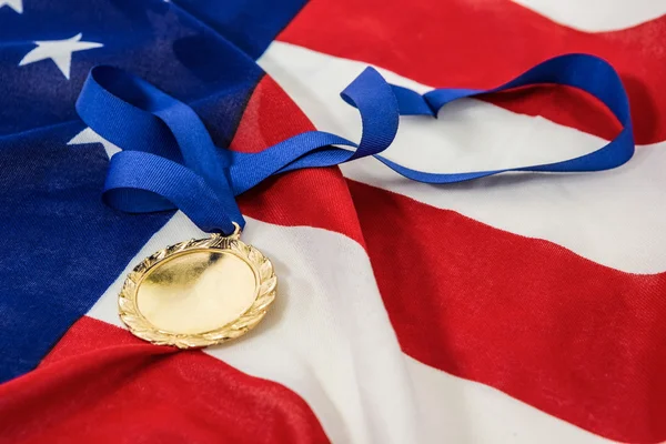 Médaille d'or sur drapeau américain — Photo