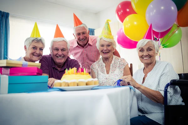 Grupo de idosos comemorando um aniversário — Fotografia de Stock