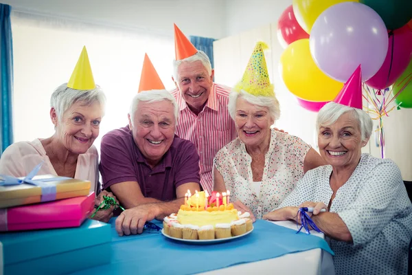 Grupp av seniorer firar födelsedag — Stockfoto