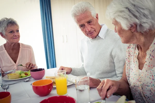 Důchodci na oběd v domě důchodců — Stock fotografie
