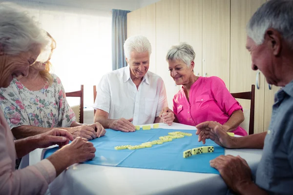 Skupina seniorů hrála Domino — Stock fotografie