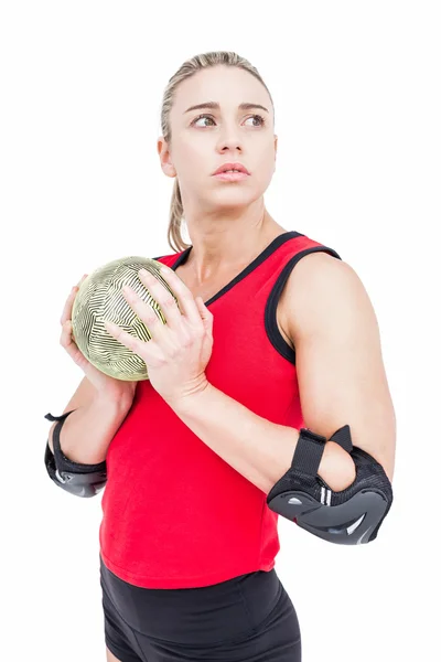 Atleta femenina sosteniendo el balonmano —  Fotos de Stock