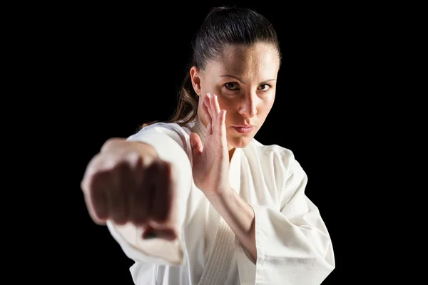 Combate femenino realizando postura de karate — Foto de Stock