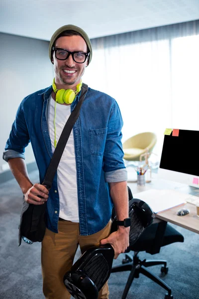 Sorrindo empresário casual de pé — Fotografia de Stock