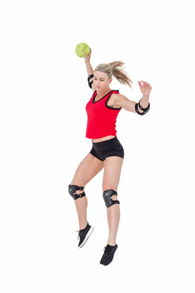 Жіночий спортсмен кидає гандбол — стокове фото