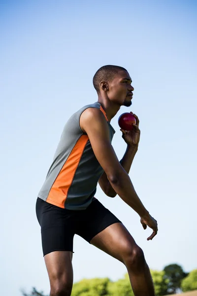 Atlet pe cale de a arunca lovitură pune mingea — Fotografie, imagine de stoc