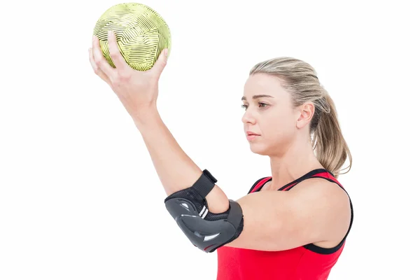 Kvinnliga idrottare anläggning handboll — Stockfoto