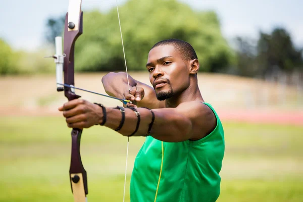 Atleta praticando tiro com arco — Fotografia de Stock