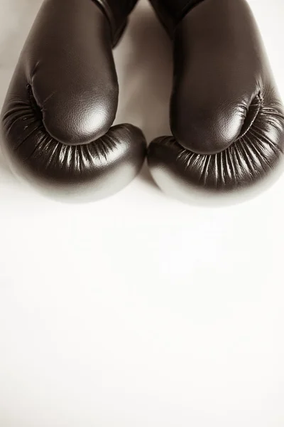 Boxerské rukavice na bílém pozadí — Stock fotografie
