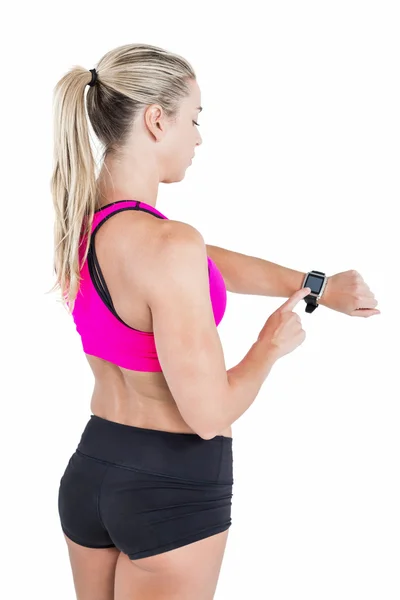 Female athlete using her smart watch — Stock Photo, Image