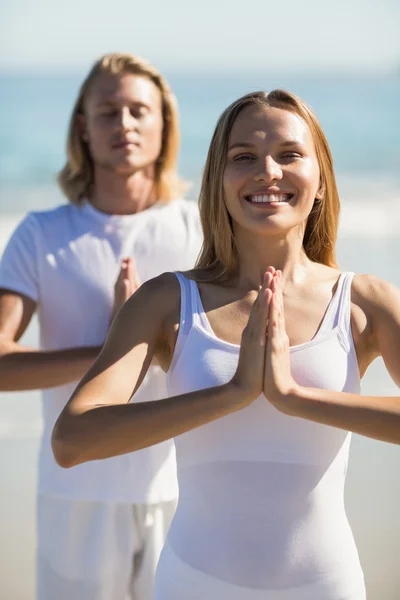 Man and woman performing yoga — Stock Photo, Image