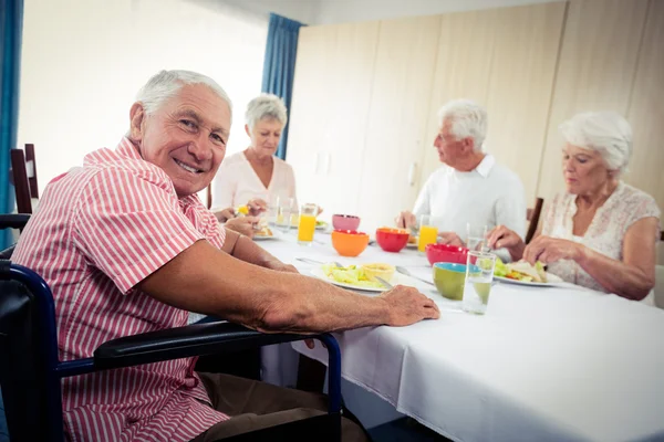 Rentner beim Mittagessen im Altenheim — Stockfoto