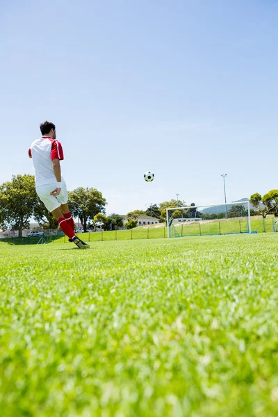 Giocatore di calcio praticare calcio — Foto Stock