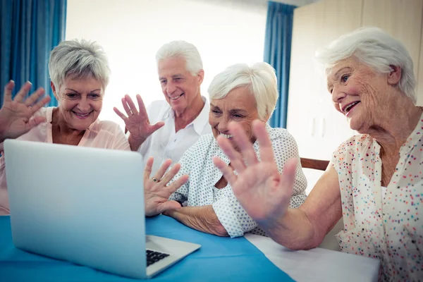 Groupe de personnes âgées utilisant un ordinateur — Photo