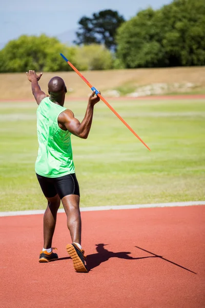 Athlete about to throw a javelin — Stock Photo, Image