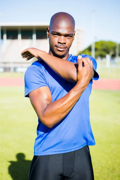 Atleet aan het warmrijden in stadion — Stockfoto