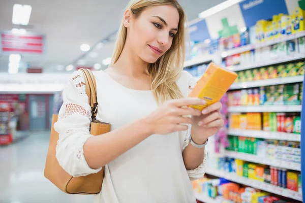 Ernstige vrouw om een product te kopen — Stockfoto