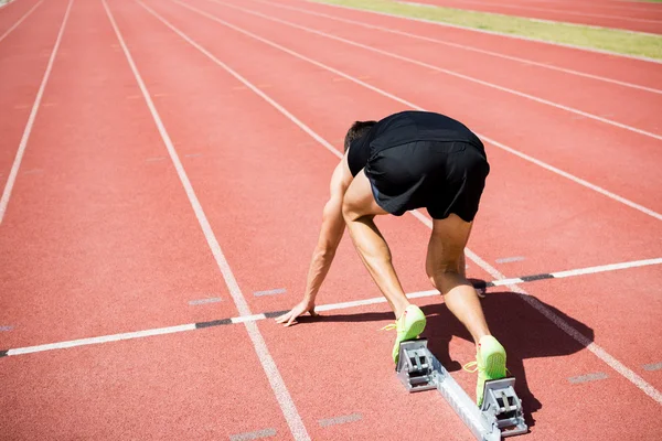 En friidrettsutøver, klar til å løpe – stockfoto