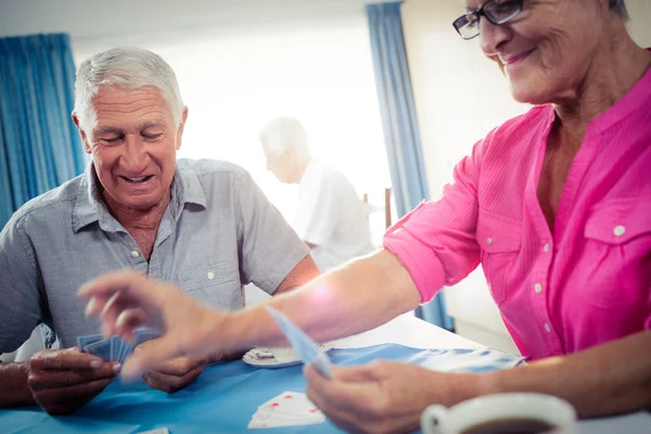 Grupo de idosos jogando cartas — Fotografia de Stock