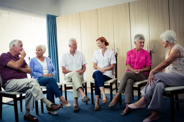 Seniorer interagerar med sjuksköterska — Stockfoto