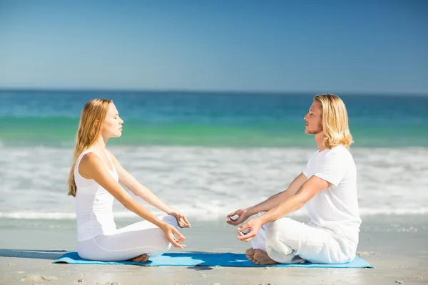 Man en vrouw uitvoeren van yoga — Stockfoto