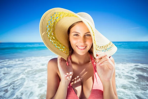 Aantrekkelijke vrouw die zich voordeed op strand — Stockfoto