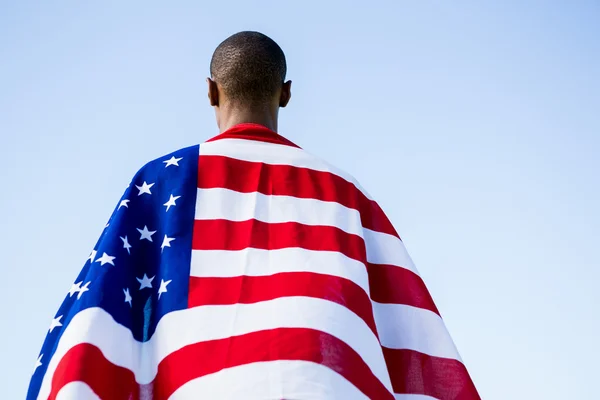 Athlet in amerikanische Flagge gehüllt — Stockfoto