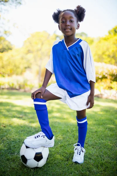 Meisje met voetbal ballon permanent — Stockfoto