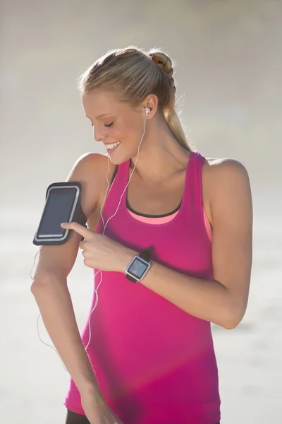 Woman listening music on phone — Stock Photo, Image