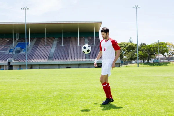 Fußballer jongliert Fußball mit Füßen — Stockfoto