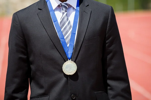 Zakenman dragen gouden medaille — Stockfoto