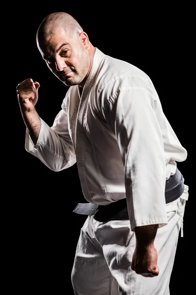 Combattente che esegue karate posizione — Foto Stock