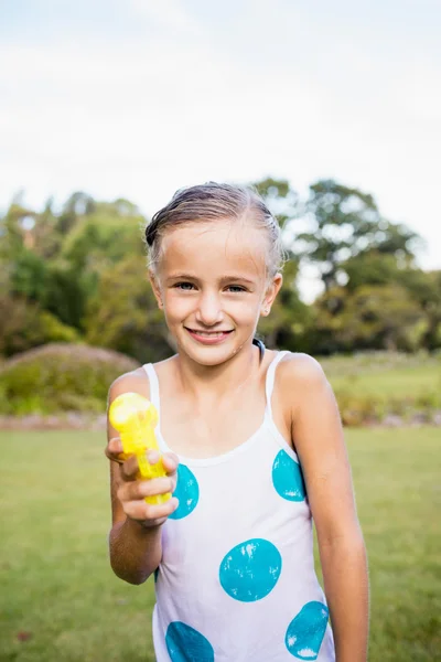 Kid with her water gun — Stock Photo, Image