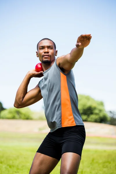 Hombre atleta a punto de lanzar tiro poner pelota —  Fotos de Stock