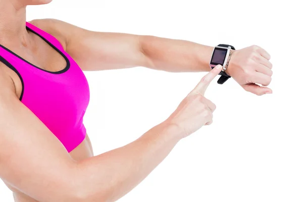 Vrouwelijke atleet met behulp van slimme horloge — Stockfoto