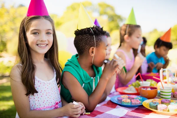 Τα παιδιά κατά τη διάρκεια του πάρτι γενεθλίων — Φωτογραφία Αρχείου